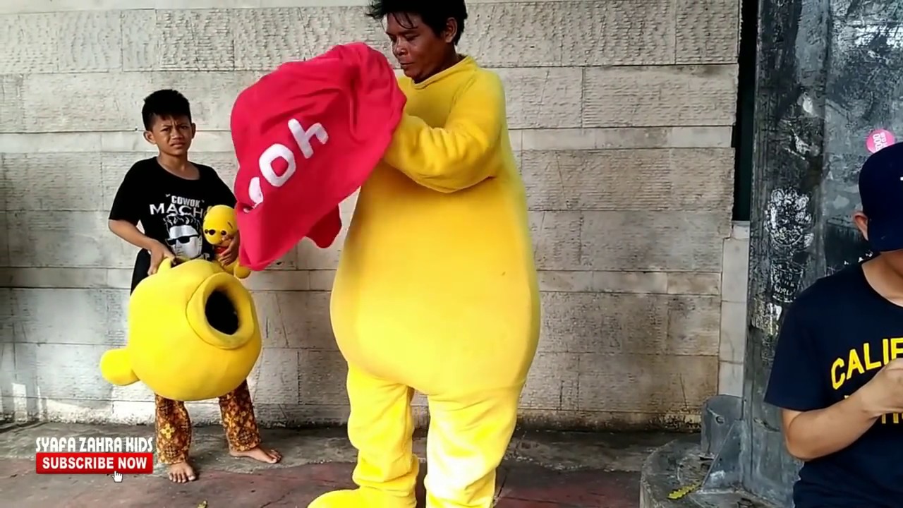 Video lucu badut Winnie the pooh Joget asyik.. 