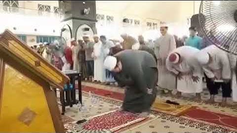 قارئ ماليزى يقلد الشيخ عبد الرحمن السديس بالكربون وكأنه استعار حنجرته وجسده  مشاء الله