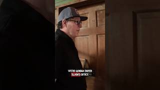 Would You Walk In Here? #hauntedhouse #behindthescenes #hauntlife
Would you enter Slains office, the spooky and theatrical opening scene to Atrox Factory haunted house in Leeds, Alabama? Would You Walk In Here? #hauntedhouse #behindthescenes #hauntlife