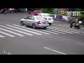 Bebé cae de un vehículo y casi es atropellado en una calle de China - TomoNews