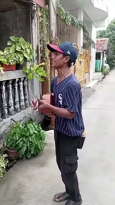 Pengamen ini suaranya empuk banget nyanyikan lagu Rapuh milik Opick #opick #rapuh #pengamen #1m