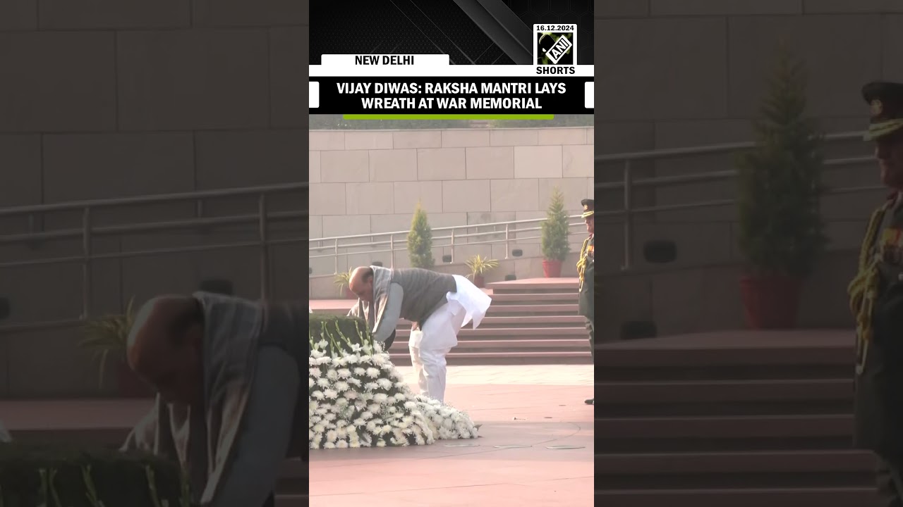 'Vijay Diwas': Defence Minister Rajnath Singh lays wreath at National War Memorial in Delhi