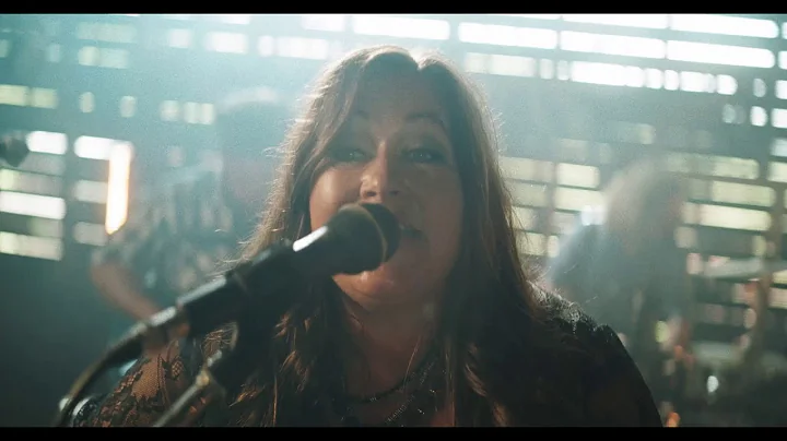 Lorettas Moonshine (Official Video)- Tracy Millar