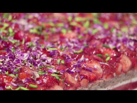 របៀបធ្វើនំខេកផ្កាកូលាប - នំពងមាន់ | How to make watermelon strawberry cake Black star pastry recipe. 
