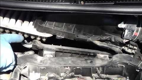 How to replace air filter Toyota Yaris. Years 2006-2011. VVT-i motor air filter. Gasoline engine.