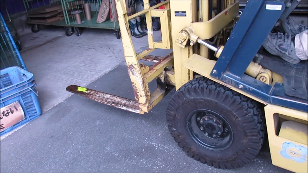 コマツ フォークリフト 除雪用バケットとチェーンの取り外し - YouTube