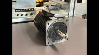 Yaskawa UAJPEE-08DK2KU Dreiphasen-Induktionsmotor aus einem Werkzeugwechsler. Instandsetzung.