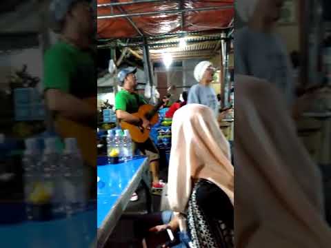 Viral.. pengamen jalanan di Makassar bernyanyi dengan lagu yang gokil dan lucu