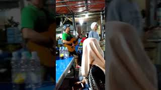Viral.. pengamen jalanan di Makassar bernyanyi dengan lagu yang gokil dan lucu
