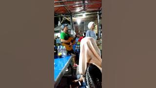 Viral.. pengamen jalanan di Makassar bernyanyi dengan lagu yang gokil dan lucu