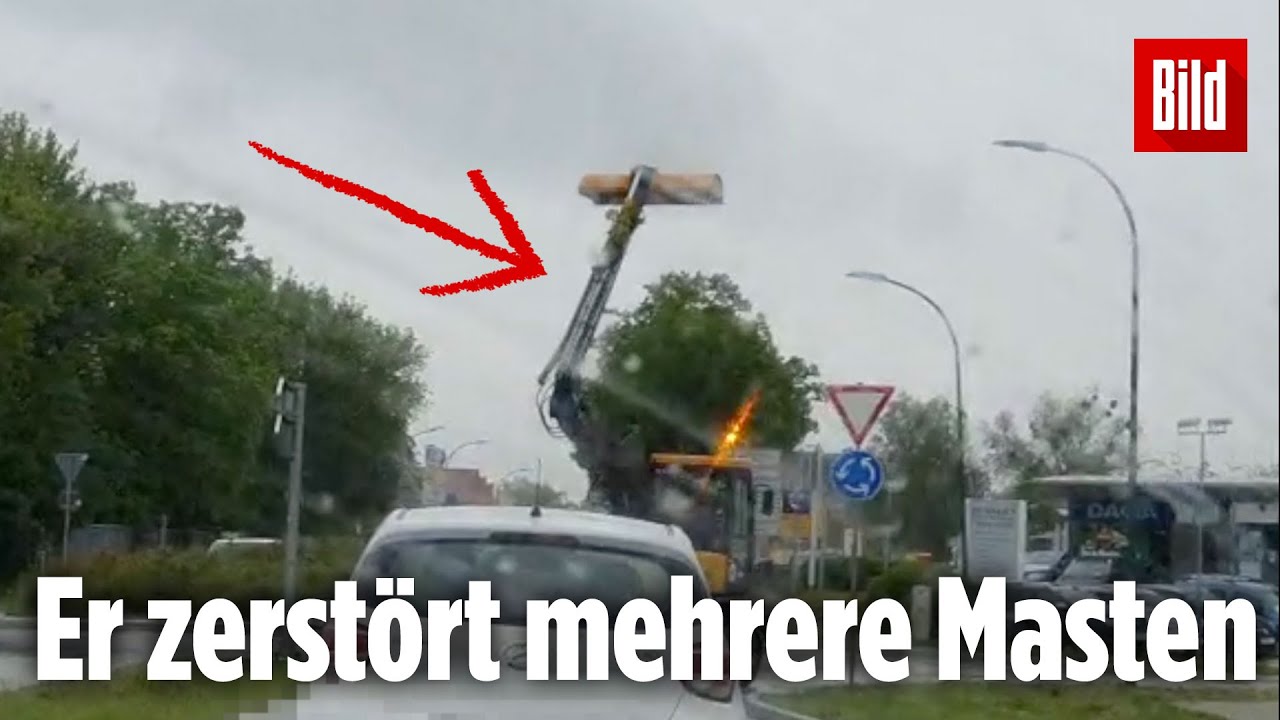 Bagger-Fahrer rast mit ausgefahrener Schaufel los