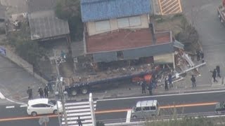 トレーラーが店舗に突っ込む 福岡県糸島市、運転手けが