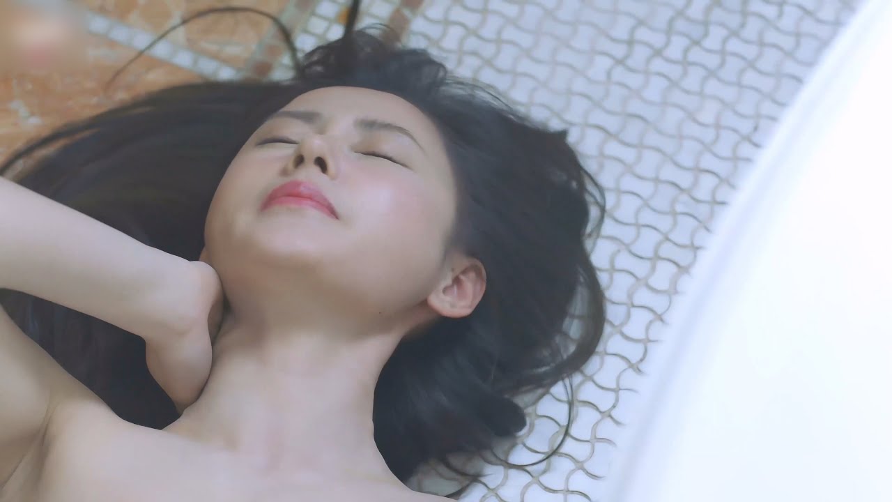 【最新電影】灰姑娘洗澡不慎摔倒，總裁急了就往裏冲，接下來一幕尷尬了~