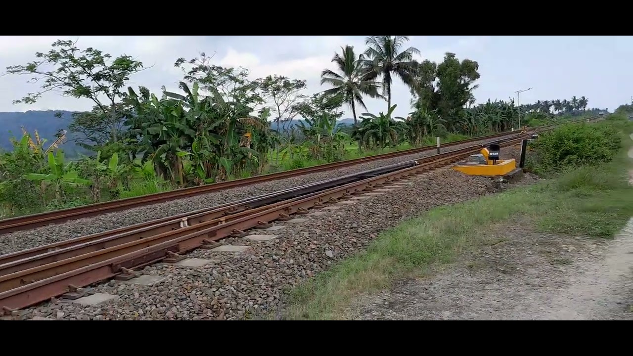 Hunting kereta api gaya baru malam selatan - YouTube