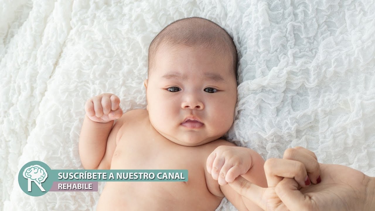 Niños que mantienen sus manos cerradas 