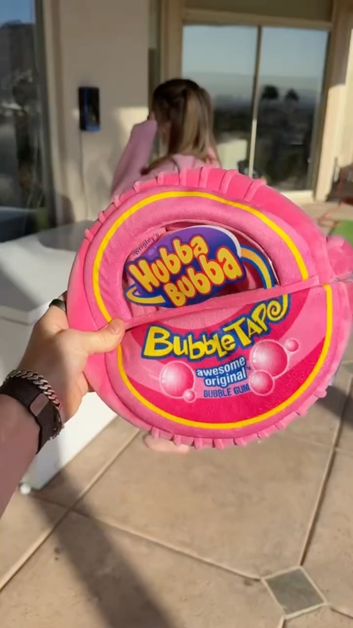 She broke my ice lollipop ?