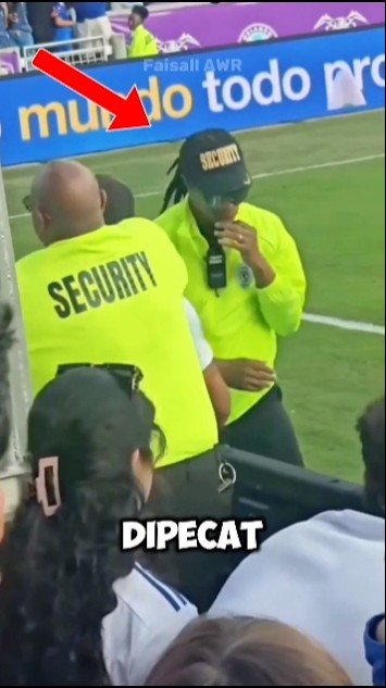 This Officer Becomes the Center of Supporters' Anger