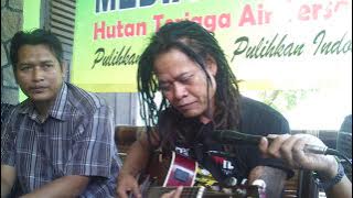 Tony Q Rastafara - Bumi Menunggu (Live Performance at WALHI Lampung)