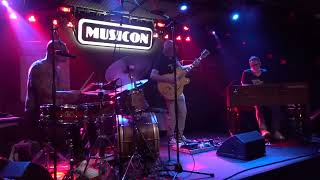 Video thumbnail of "'Boogie on Reggae Woman'  - Montis, Goudsmit & Directie, live in Musicon #4"