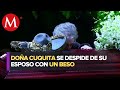 Doña 'Cuquita' besa ataúd de Vicente Fernández durante homenaje al 'Charro del Huentitán'