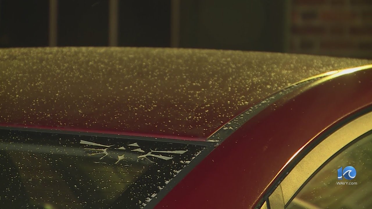 Snow starts to fall in Williamsburg near William and Mary