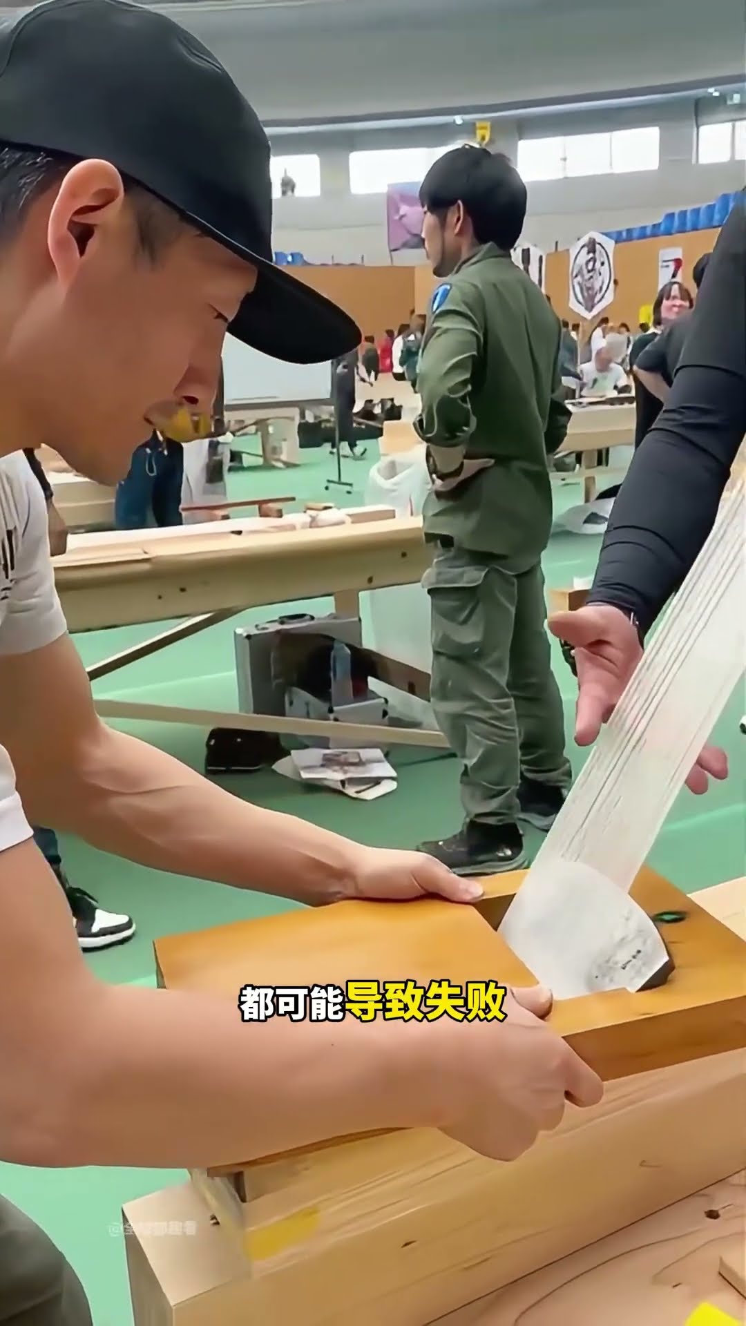 木工競賽刨出透光木片，裁判湊近確認勝負