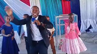 TAZAMA, EZEKIELI ALIVYOPAFOM NA NYIMBO YAKE jibu lipo cover .