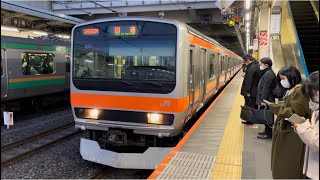 E231系0番台MU41編成が回送電車として警笛を鳴らして大宮駅を発車するシーン（回2655M）2022.3.9