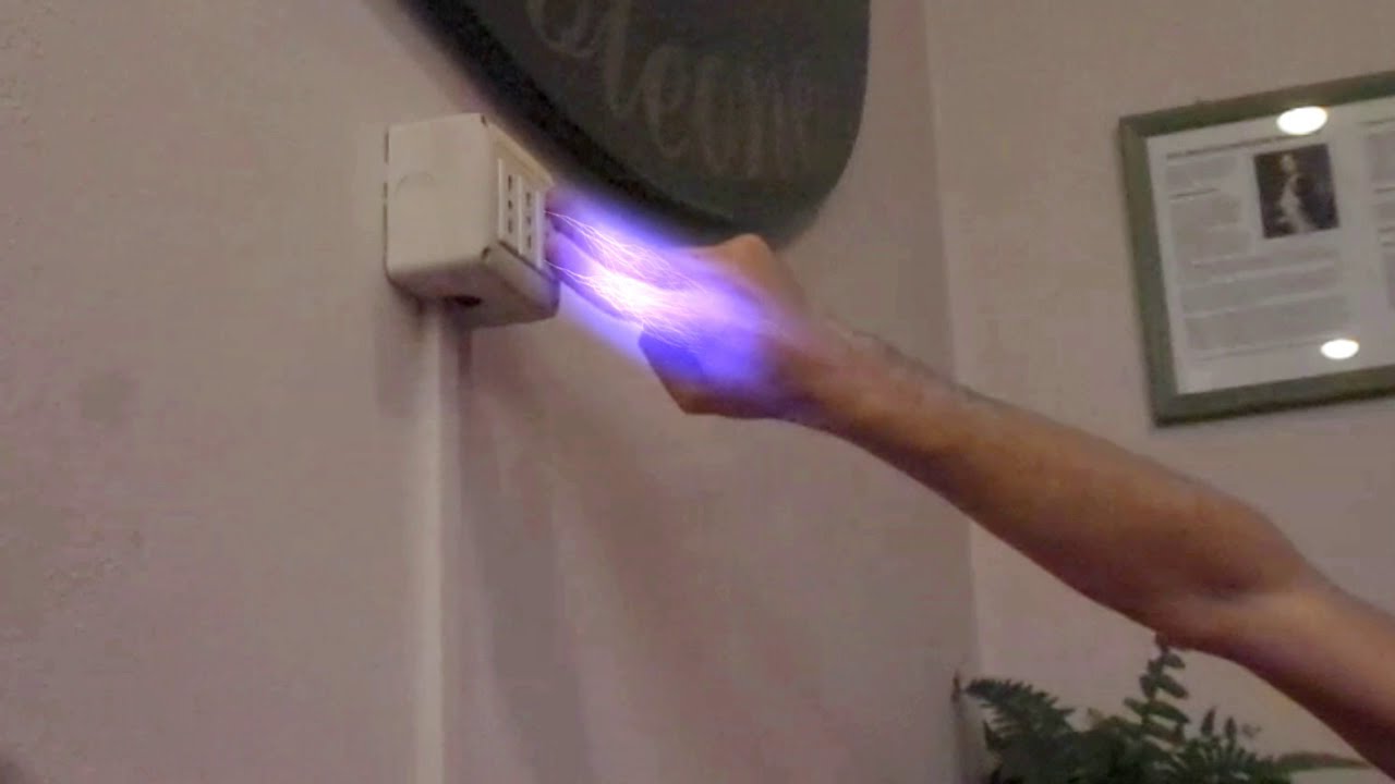 Ragazzo infila dita in presa della