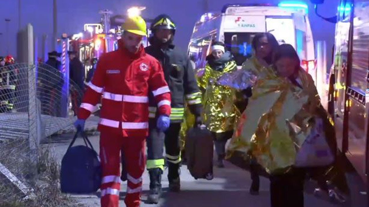 Treno deragliato a Lodi, i primi soccorsi: passeggeri fatti scendere dal treno