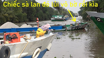 Sà lan chở đá lủi vô bờ nằm ngang sông khi qua ngã ba này