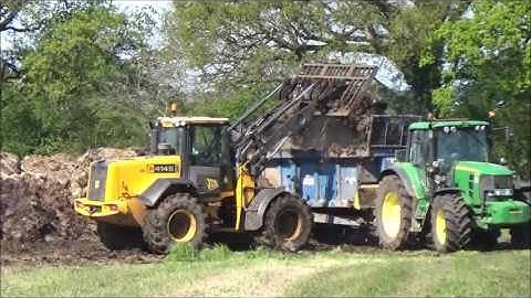 Loading & Spreading Manure with John Deere & JCB