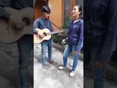 Pengamen cantik suara merdu cover lagu opick rapuh