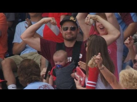 PHI@NYM: Dad catches foul ball while holding baby