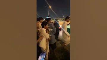 شباب مسلمين في السعودية يتحرشون في فتاتين ويضربونهم على مؤخراتهم بالشارع 