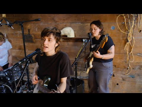 Sadurn - "Radiator" (Live Barn Session)