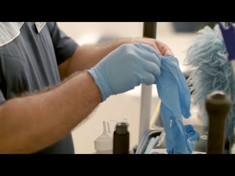 Video: Sådan bæres sterile handsker: 11 trin (med billeder)
