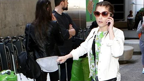 Anna Kendrick Gets No Help At LAX