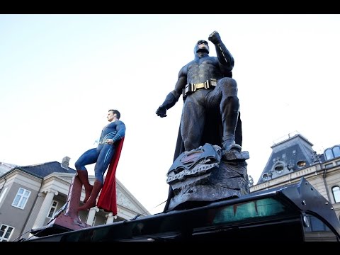 Batman v Superman: be a superhero with Augmented Reality bus shelter | AFA JCDecaux