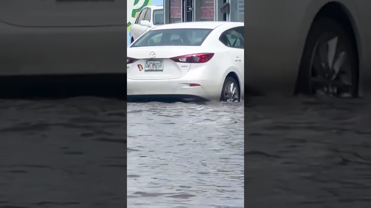 Dangerous Flood Drowns Vehicles and Building in Florida