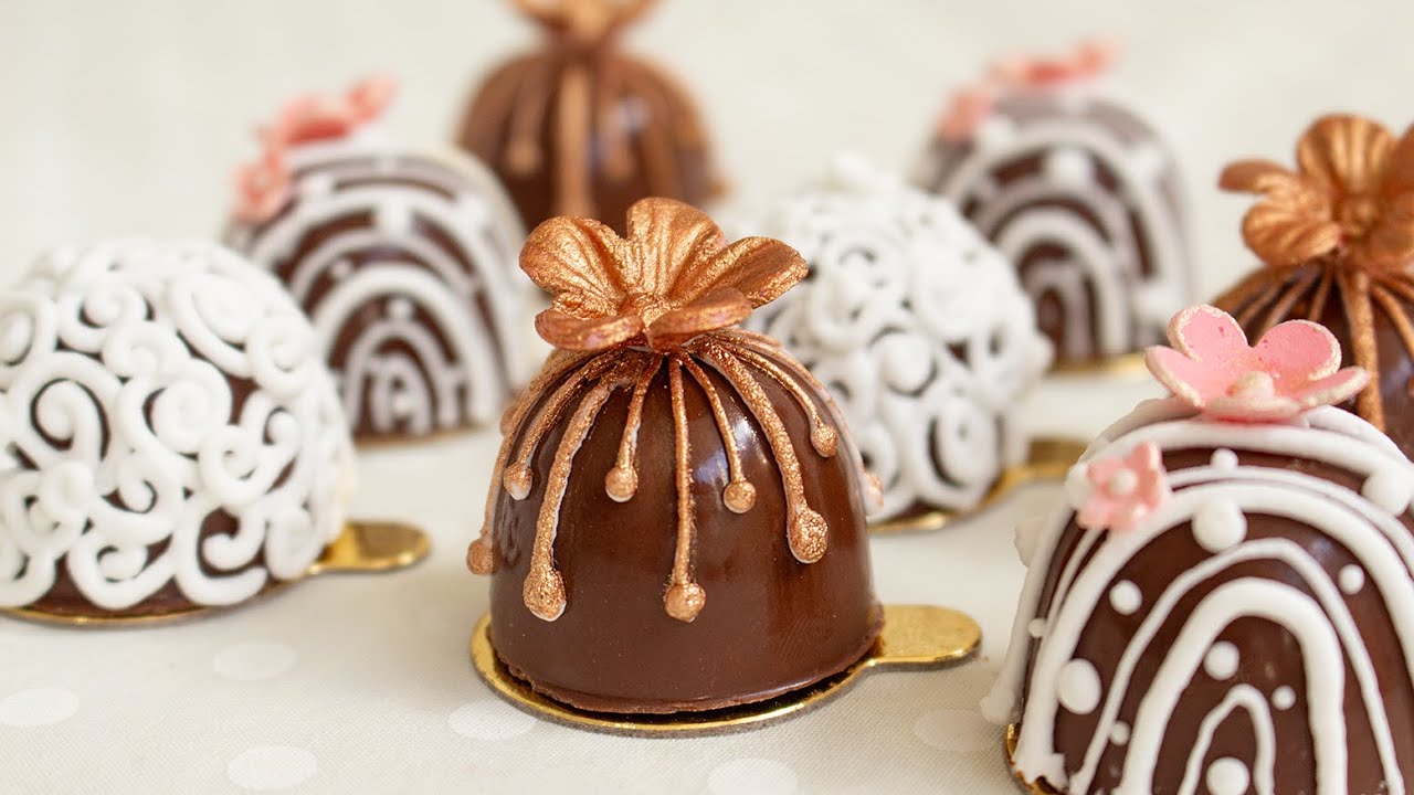 DOCES FINOS C/ ARABESCO DE GLACÊ REAL - Tiago Mauro