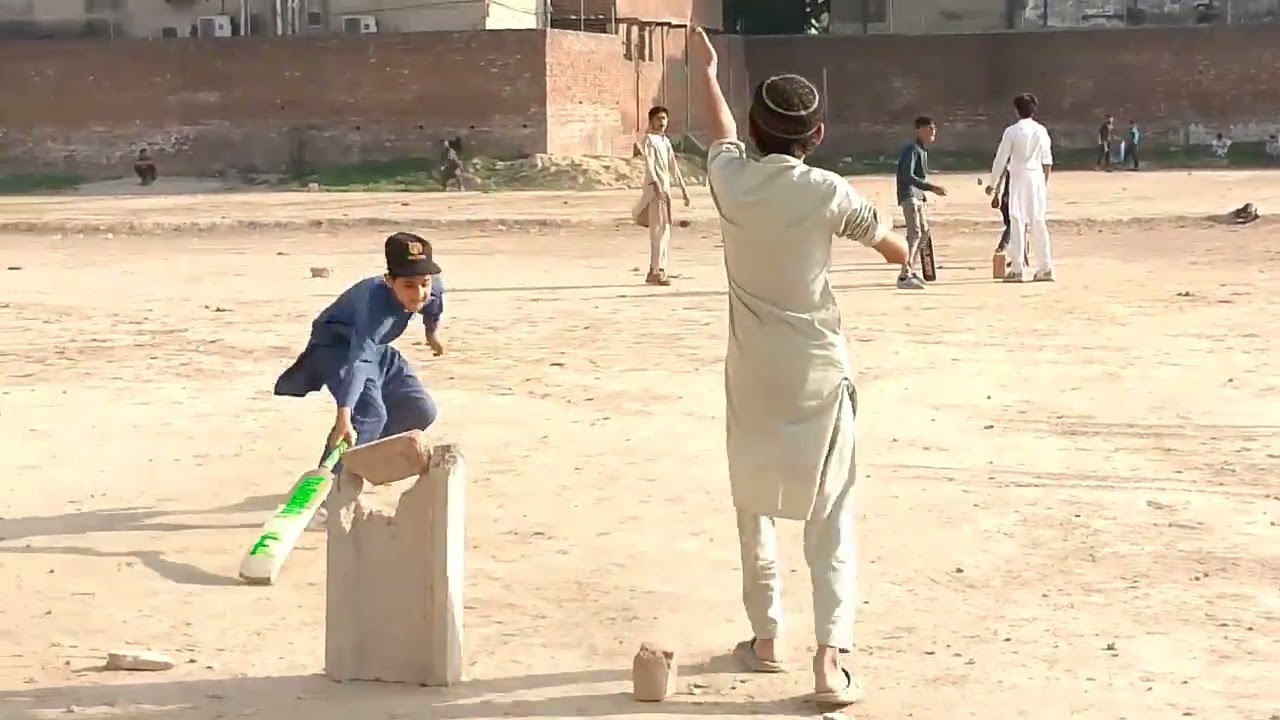 Khiladi cricket khel rahe hain