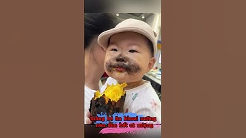 thằng bé ăn khoai nướng nên đen hết cả miệng