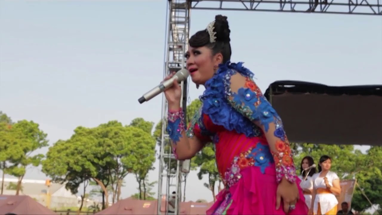 iwan bule jadi pj gubernur Rya Fitria - Bogoh Kasaha (Pentas Akbar Musik Sunda PANARATAS 2014)