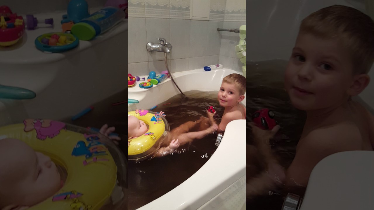 мальчишки в ванне. купание брата. братья купаются вместе. мальчики моются вместе. купание брата.