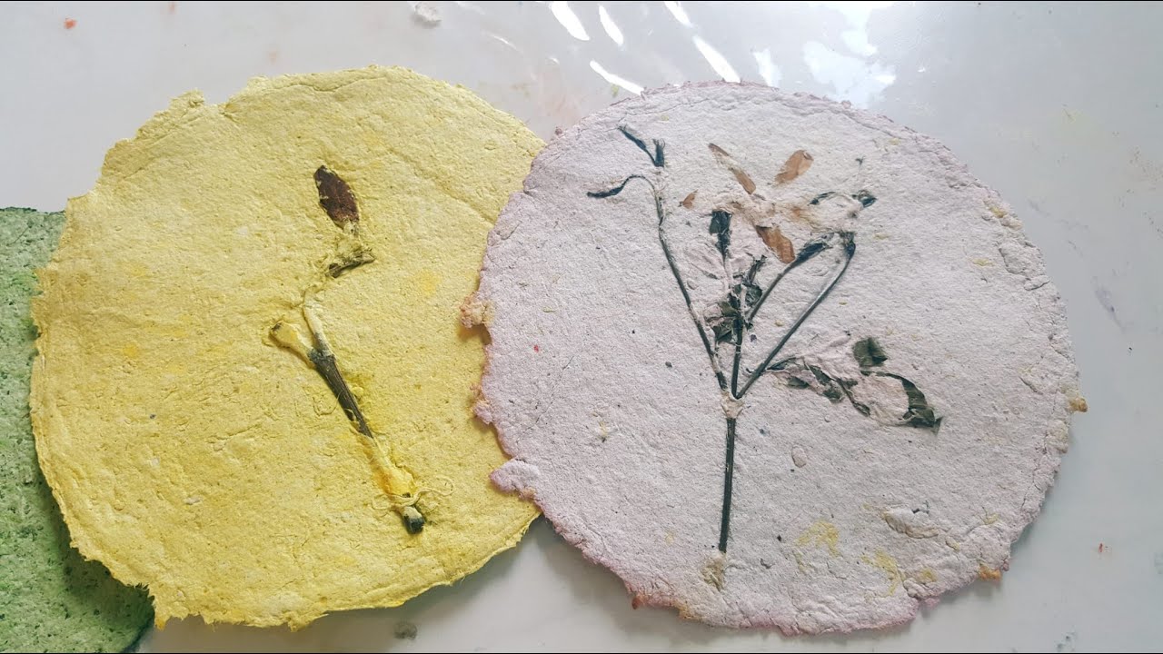 Papel reciclado y teñido por Ingrid de Amor Amarelo - proyecto para #micuarentenacreativa