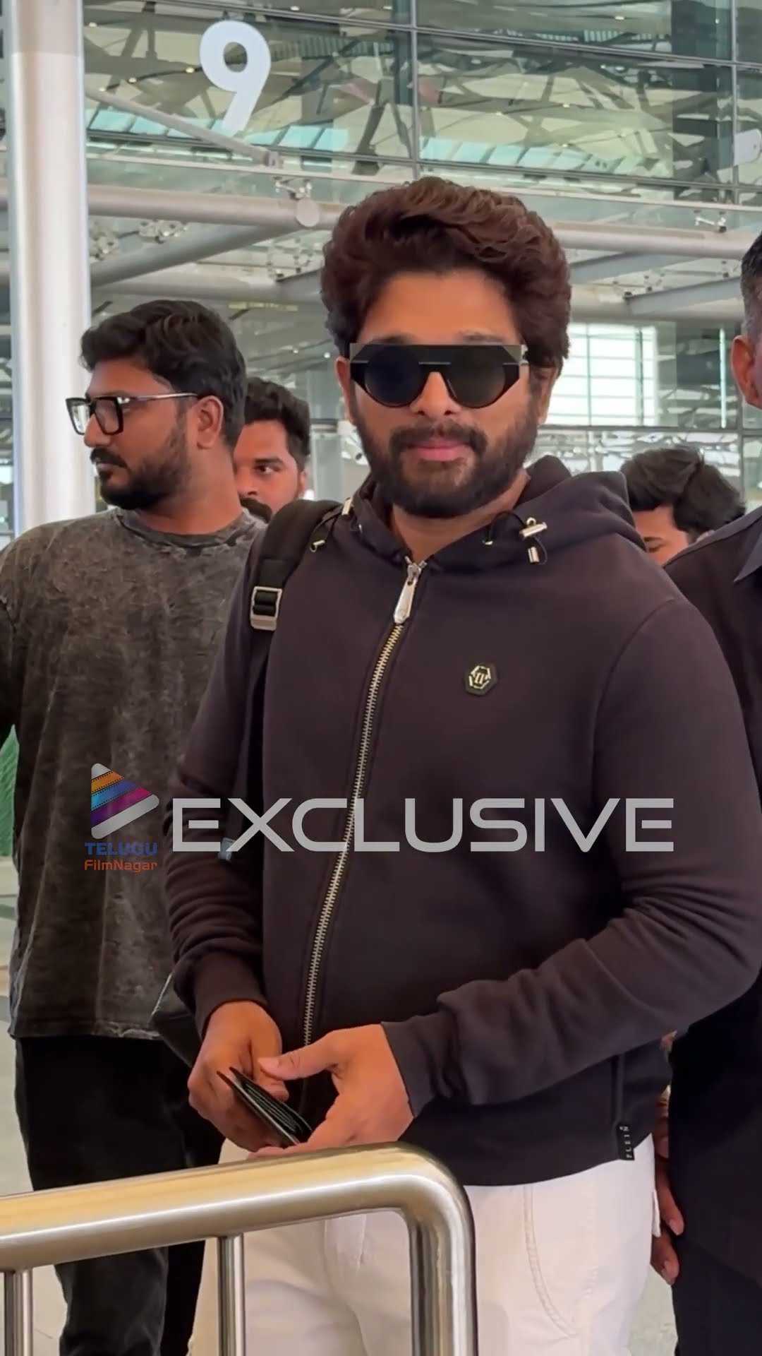 స్టైలిష్ లుక్ తో హైదరాబాద్ ఎయిర్ పోర్ట్ లో కనిపించిన అల్లు అర్జున్ | #AlluArjun | #AA22 | #Shorts