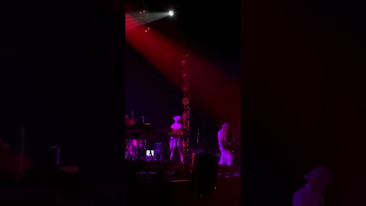 Blonde Redhead - Kiss her Kiss her live at volkswagen arena 2026 february 21