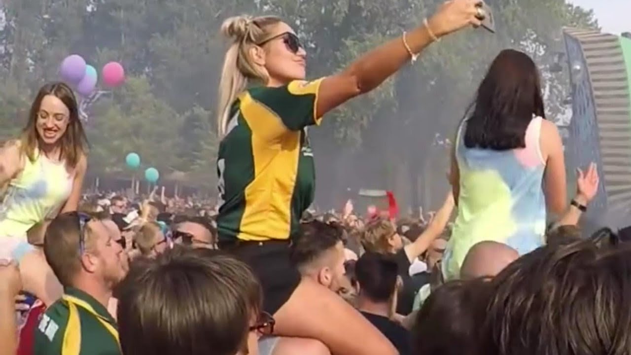 Girls At Festivals Always On Their Shoulders Youtube