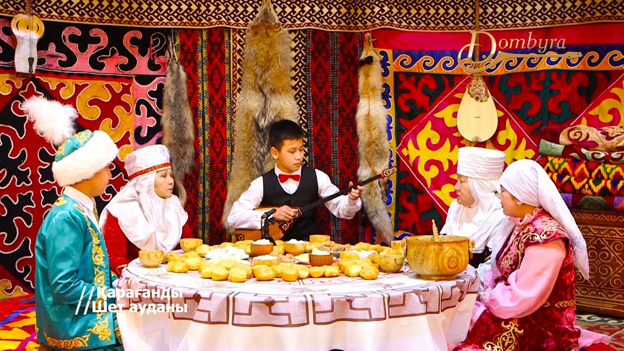 Жамбастары өте қисық жалаңаш украиндық қыздар, фотосуреттер және бейнелер.